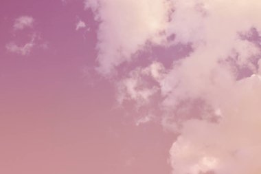 Doğa arka plan. Tüylü yumuşak bulutlar gökyüzünde tonda