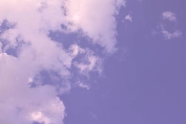 Doğa arka plan. Tüylü yumuşak bulutlar gökyüzünde tonda