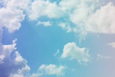 Doğa arka plan. Tüylü yumuşak bulutlar gökyüzünde tonda