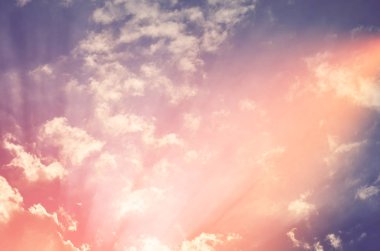 Doğa arka plan. Tüylü yumuşak bulutlar gökyüzünde tonda