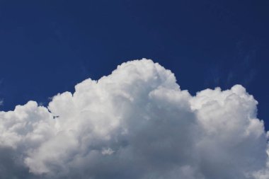 Doğa arka plan. Tüylü yumuşak bulutlar gökyüzünde tonda