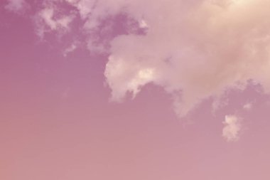 Doğa arka plan. Tüylü yumuşak bulutlar gökyüzünde tonda