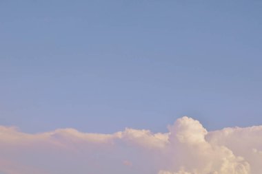 Doğa arka plan. Tüylü yumuşak bulutlar gökyüzünde tonda