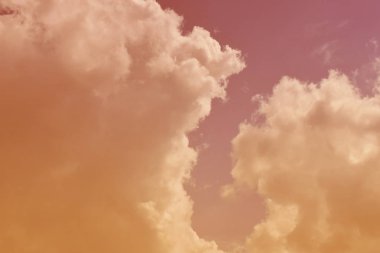 Doğa arka plan. Tüylü yumuşak bulutlar gökyüzünde tonda