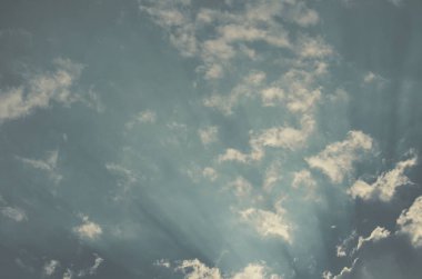 Doğa arka plan. Tüylü yumuşak bulutlar gökyüzünde tonda