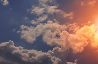 Doğa arka plan. Tüylü yumuşak bulutlar gökyüzünde tonda