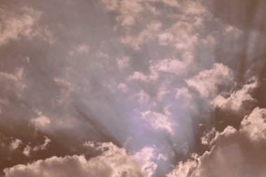 Doğa arka plan. Tüylü yumuşak bulutlar gökyüzünde tonda