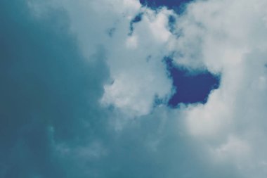 Doğa arka plan. Tüylü yumuşak bulutlar gökyüzünde tonda