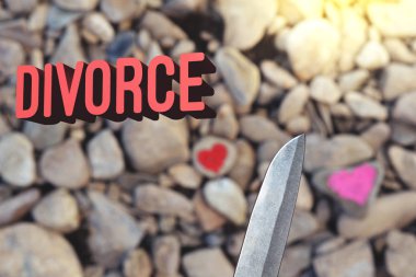 Bıçak dalış pembe kalp kesme taş parçası üzerinde ruj ile boyalı. Aşk ve iki kişi kıracak ve boşanma ile aynı metin mektup sonuna sembolü