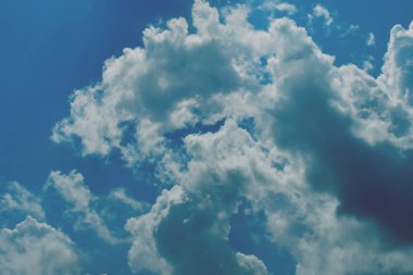 Doğa arka plan. Tüylü yumuşak bulutlar gökyüzünde tonda