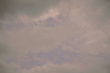 Doğa arka plan. Tüylü yumuşak bulutlar gökyüzünde tonda