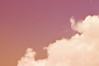 Doğa arka plan. Tüylü yumuşak bulutlar gökyüzünde tonda