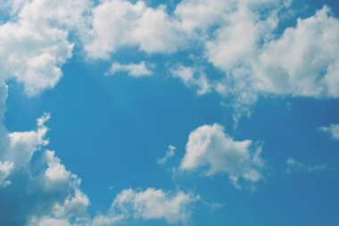 Doğa arka plan. Tüylü yumuşak bulutlar gökyüzünde tonda