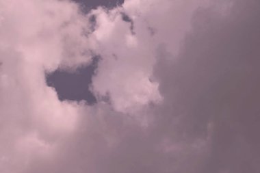 Doğa arka plan. Tüylü yumuşak bulutlar gökyüzünde tonda