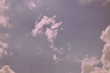 Doğa arka plan. Tüylü yumuşak bulutlar gökyüzünde tonda