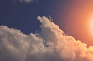 Doğa arka plan. Tüylü yumuşak bulutlar gökyüzünde tonda