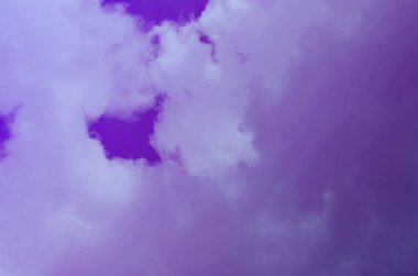 Doğa arka plan. Tüylü yumuşak bulutlar gökyüzünde tonda