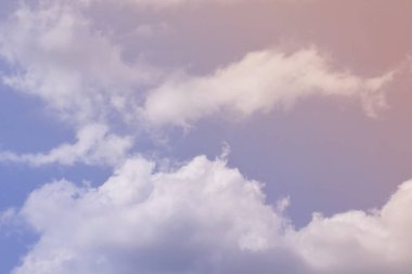 Doğa arka plan. Tüylü yumuşak bulutlar gökyüzünde tonda