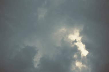 Doğa arka plan. Tüylü yumuşak bulutlar gökyüzünde tonda