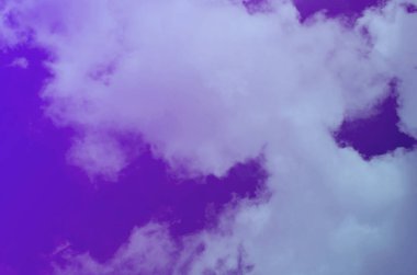 Doğa arka plan. Tüylü yumuşak bulutlar gökyüzünde tonda