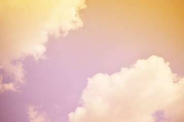 Doğa arka plan. Tüylü yumuşak bulutlar gökyüzünde tonda