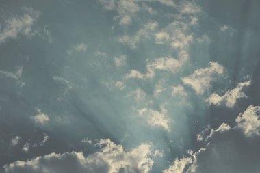 Doğa arka plan. Tüylü yumuşak bulutlar gökyüzünde tonda