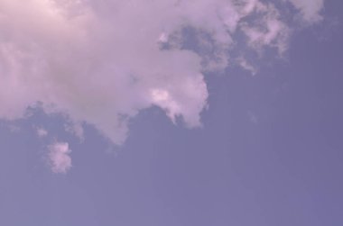 Doğa arka plan. Tüylü yumuşak bulutlar gökyüzünde tonda