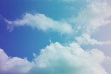 Doğa arka plan. Tüylü yumuşak bulutlar gökyüzünde tonda