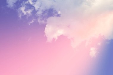 Doğa arka plan. Tüylü yumuşak bulutlar gökyüzünde tonda