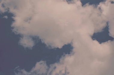 Doğa arka plan. Tüylü yumuşak bulutlar gökyüzünde tonda