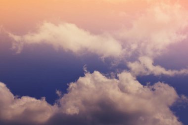 Doğa arka plan. Tüylü yumuşak bulutlar gökyüzünde tonda