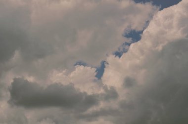 Doğa arka plan. Tüylü yumuşak bulutlar gökyüzünde tonda