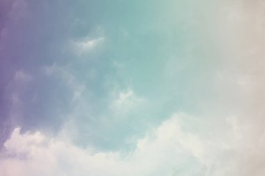 Doğa arka plan. Tüylü yumuşak bulutlar gökyüzünde tonda