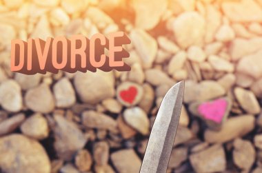 Bıçak dalış pembe kalp kesme taş parçası üzerinde ruj ile boyalı. Aşk ve iki kişi kıracak ve boşanma ile aynı metin mektup sonuna sembolü