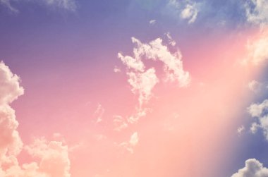 Doğa arka plan. Tüylü yumuşak bulutlar gökyüzünde tonda