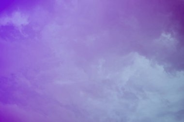 Doğa arka plan. Tüylü yumuşak bulutlar gökyüzünde tonda