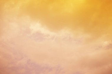 Doğa arka plan. Tüylü yumuşak bulutlar gökyüzünde tonda