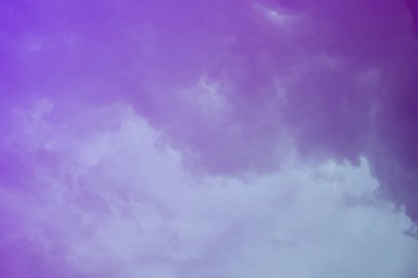 Doğa arka plan. Tüylü yumuşak bulutlar gökyüzünde tonda