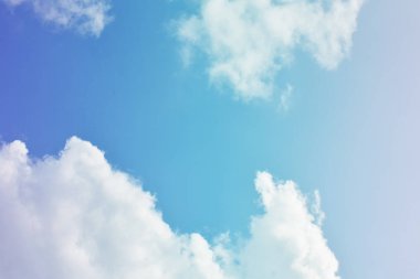 Doğa arka plan. Tüylü yumuşak bulutlar gökyüzünde tonda