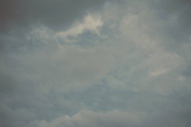 Doğa arka plan. Tüylü yumuşak bulutlar gökyüzünde tonda