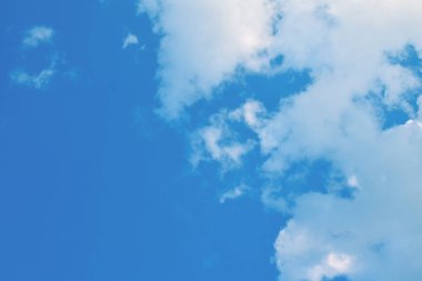 Doğa arka plan. Tüylü yumuşak bulutlar gökyüzünde tonda