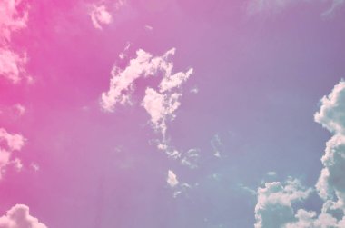 Doğa arka plan. Tüylü yumuşak bulutlar gökyüzünde tonda