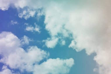 Doğa arka plan. Tüylü yumuşak bulutlar gökyüzünde tonda