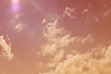 Doğa arka plan. Tüylü yumuşak bulutlar gökyüzünde tonda