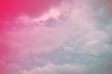 Doğa arka plan. Tüylü yumuşak bulutlar gökyüzünde tonda