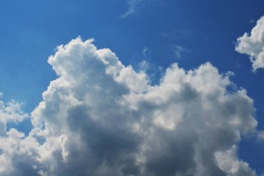 Doğa arka plan. Tüylü yumuşak bulutlar gökyüzünde tonda