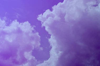 Doğa arka plan. Tüylü yumuşak bulutlar gökyüzünde tonda