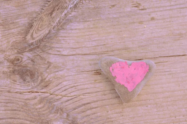 Coração Rosa Pintado Com Batom Pedaço Pedra Fundo Placa Madeira — Fotografia de Stock