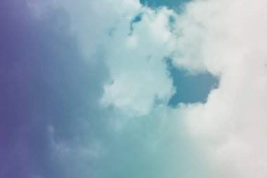 Doğa arka plan. Tüylü yumuşak bulutlar gökyüzünde tonda