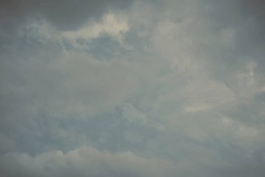 Doğa arka plan. Tüylü yumuşak bulutlar gökyüzünde tonda